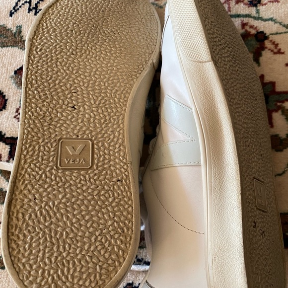 Veja Women’s Leather Sneaker in Size 10 - Picture 5 of 6